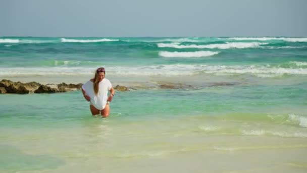Hüfthohes Mädchen Einem Schönen Strand Hochwertiges Filmmaterial — Stockvideo