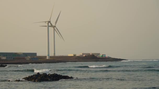 Ветрогенератор Берегу Залива Отраженный Воде Высококачественные Кадры — стоковое видео