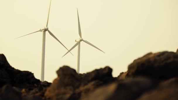 Turbinas Eólicas Pôr Sol Terreno Rochoso Imagens Alta Qualidade — Vídeo de Stock