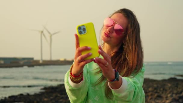 Menina Tira Uma Selfie Contra Fundo Das Turbinas Eólicas Imagens — Vídeo de Stock