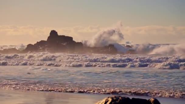 Zeegolven Crashen Tegen Kustrotsen Het Zandstrand Hoge Kwaliteit Beeldmateriaal — Stockvideo