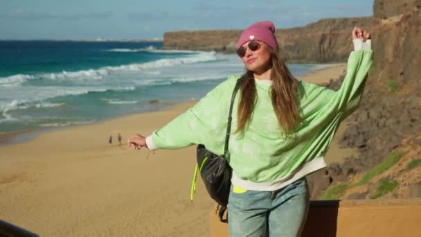 Дівчина Танцює Щастям Тлі Прекрасного Пляжу Високоякісні Кадри — стокове відео