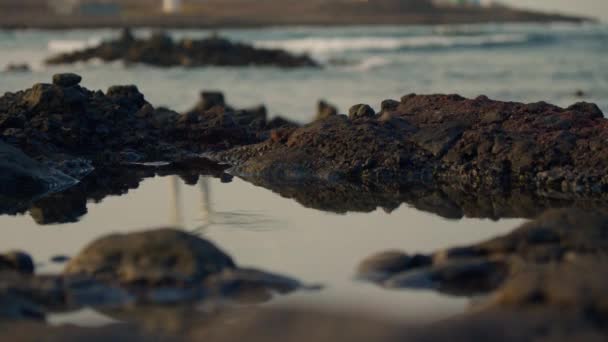 Vindgeneratorn Stranden Bukten Speglas Vattnet Högkvalitativ Film — Stockvideo