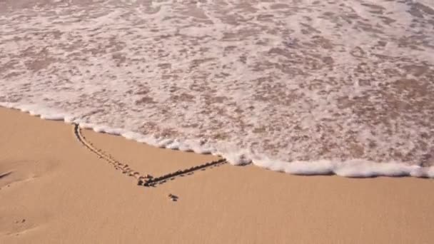 Сердце Окрашено Песке Смыто Волной Высококачественные Кадры — стоковое видео