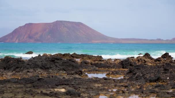 Άποψη Του Ηφαιστειακού Νησιού Γαλάζια Νερά Και Καθαρός Ουρανός Υψηλής — Αρχείο Βίντεο