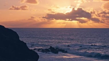 Güneş bulutların arkasında, güzel ışınlar denizde yol alıyor. Yüksek kalite 4k görüntü