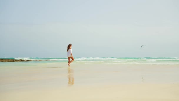 Het Meisje Loopt Langs Het Strand Wit Zand Blauwe Zee — Stockvideo