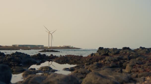 Générateur Éolien Sur Rivage Baie Reflété Dans Eau Images Haute — Video