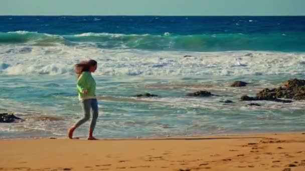 Flickan Går Mot Bakgrunden Vågorna Den Rasande Havet Solnedgången Högkvalitativ — Stockvideo