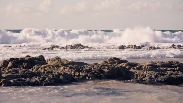 Havsvågor Kraschar Mot Kustklipporna Sandstranden Högkvalitativ Film — Stockvideo