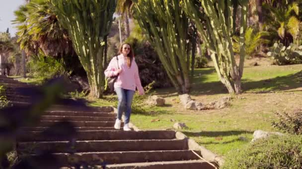 Девушка Розовом Ходит Парку Высококачественные Кадры — стоковое видео