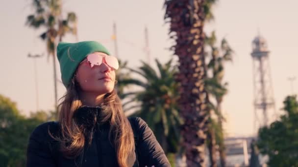 Дівчинка Заході Сонця Сонячному Місті Барселони Кадри Високої Якості — стокове відео