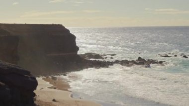 Gün batımında kayalık sahil, büyük dalgalar, Fuerteventura Adası. Yüksek kalite 4k görüntü