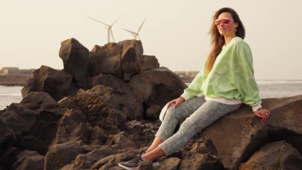 Chica Toma Una Selfie Contra Fondo Las Turbinas Eólicas Imágenes — Vídeos de Stock