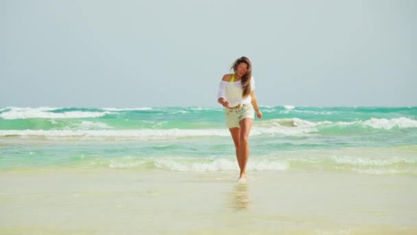 Девушка Бежит Вдоль Пляжа Подходит Белый Песок Голубое Море Высококачественные — стоковое видео