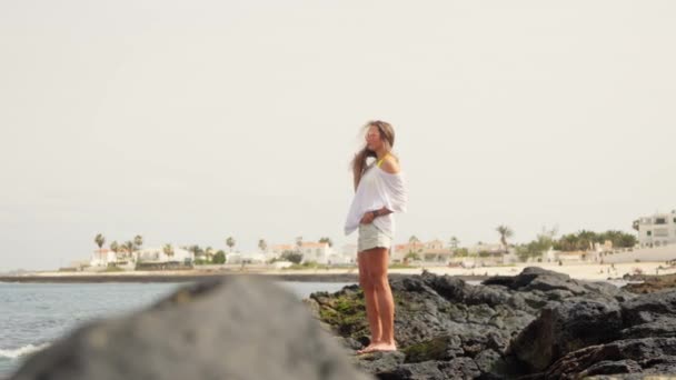 Chica Camina Sobre Las Piedras Con Una Camiseta Blanca Piernas — Vídeos de Stock