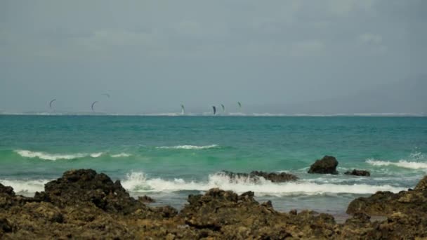 Narrow Strip Sea Overlooking Island Ride Kites High Quality Footage — Stock Video
