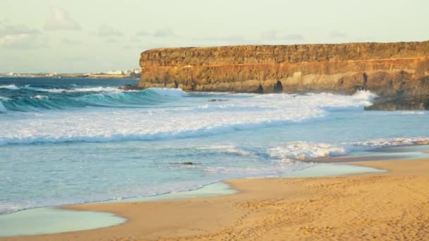 Sziklás Part Naplementekor Nagy Hullámok Fuerteventura Sziget Kiváló Minőségű Felvételek — Stock videók