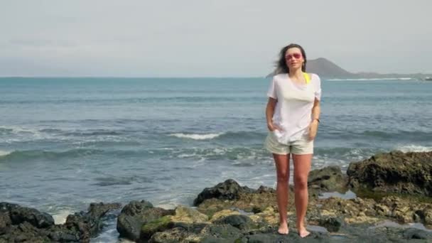 Fille Dans Shirt Blanc Sur Plage Loin Vous Pouvez Voir — Video