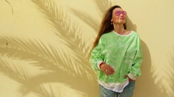Mädchen Der Gelben Wand Mit Schatten Von Palmblättern Hochwertiges Filmmaterial — Stockvideo