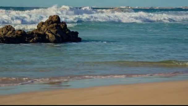 Onde Marine Infrangono Contro Rocce Costiere Sulla Spiaggia Sabbia Filmati — Video Stock