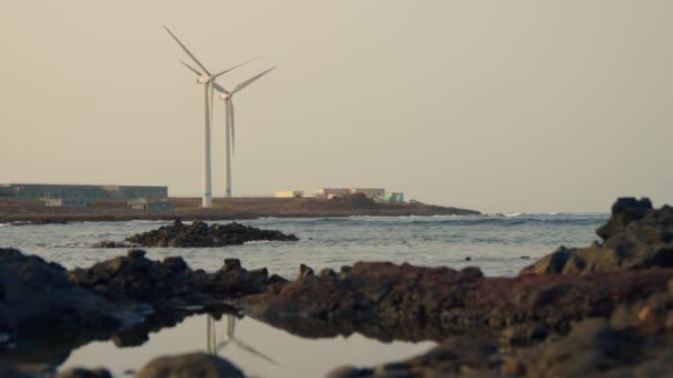 Windgenerator Aan Kust Van Baai Weerspiegeld Het Water Hoge Kwaliteit — Stockvideo