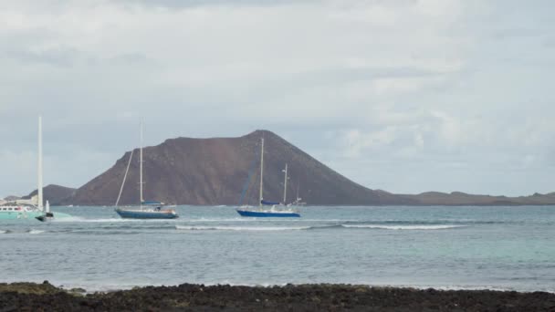Γιοτ Αγκυροβολούν Στο Φόντο Ενός Ηφαιστειακού Νησιού Υψηλής Ποιότητας Πλάνα — Αρχείο Βίντεο
