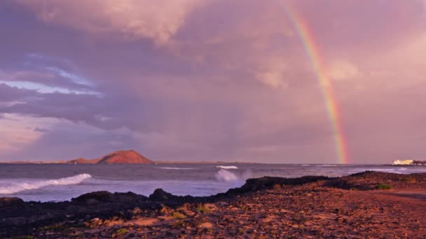 Веселка Горизонті Вулканічний Острів Далеко Від Берегової Лінії Високоякісні Кадри — стокове відео
