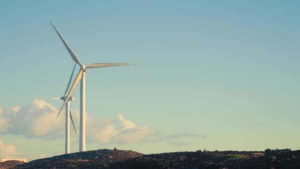 風力発電所は強風の中で急速に回転する 高品質4K映像 — ストック動画