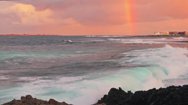 Duha Obzoru Sopečný Ostrov Daleko Pobřeží Vysoce Kvalitní Záběry — Stock video