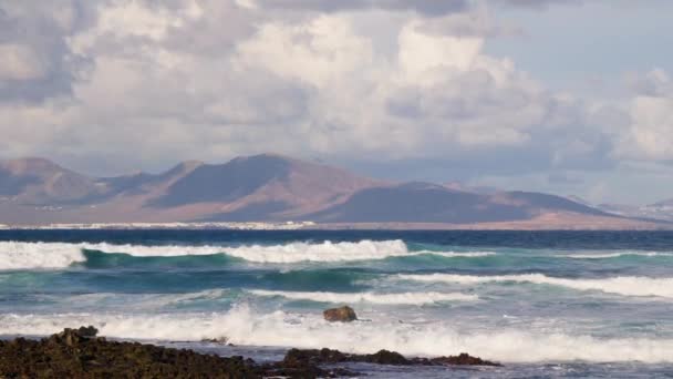 Θάλασσα Μεγάλα Κύματα Αφρού Στο Φόντο Ενός Ηφαιστειακού Νησιού Όμορφα — Αρχείο Βίντεο