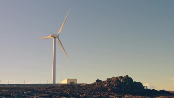 Estação Energia Eólica Contra Pano Fundo Céu Pôr Sol Imagens — Vídeo de Stock