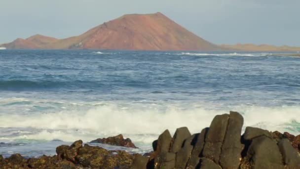Κύματα Συντρίβονται Στην Πέτρινη Ακτή Στο Βάθος Μπορείτε Δείτε Σιλουέτα — Αρχείο Βίντεο