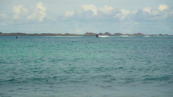 Αθλητής Καβαλάει Ένα Πτερύγιο Στη Γαλάζια Θάλασσα Υψηλής Ποιότητας Πλάνα — Αρχείο Βίντεο