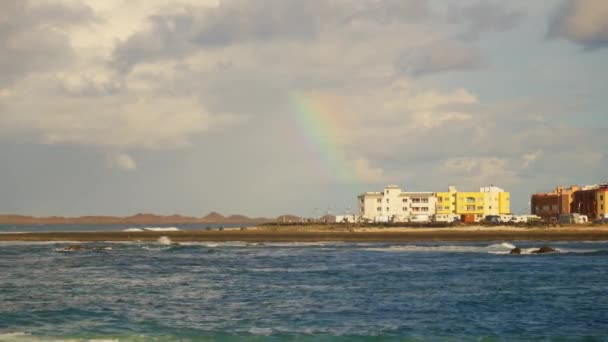 Paesaggio Con Arcobaleno Sulla Spiaggia Una Città Costiera All Orizzonte — Video Stock