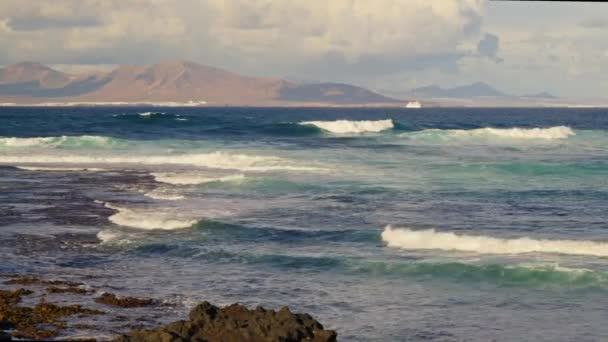 Mar Con Grandes Olas Espuma Sobre Fondo Una Isla Volcánica — Vídeos de Stock