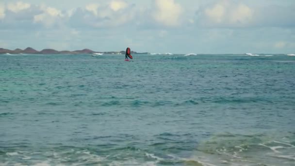 Atleta Monta Uma Folha Asas Mar Azul Imagens Alta Qualidade — Vídeo de Stock
