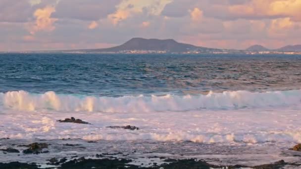 Dalgalar Kıyıya Çarpar Büyük Miktarda Köpük Oluşturur Yüksek Kalite Görüntü — Stok video