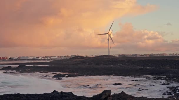 Ветряная Ферма Быстро Вращается Сильном Ветре Высококачественные Кадры — стоковое видео