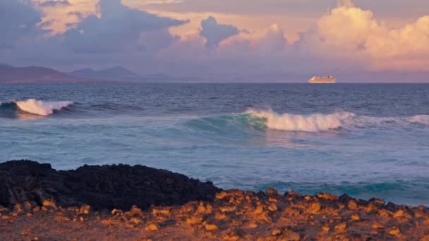 Веселка Горизонті Вулканічний Острів Далеко Від Берегової Лінії Високоякісні Кадри — стокове відео