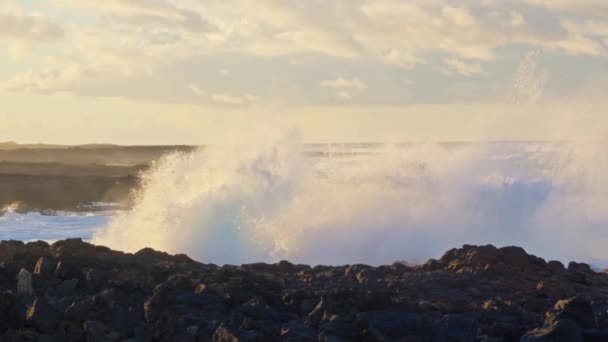 Pittoresk Havsutsikt Med Stora Vågor Som Kraschar Mot Stranden Högkvalitativ — Stockvideo