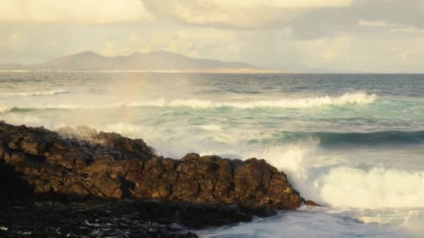 Живописный Морской Пейзаж Большими Волнами Разбивающимися Берег Высококачественные Кадры — стоковое видео