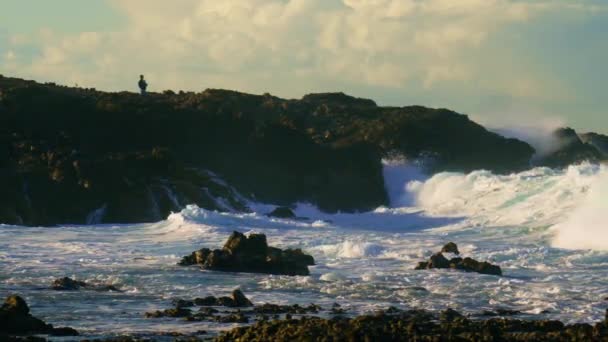 美しい波が日没時に岩に衝突した 高品質4K映像 — ストック動画
