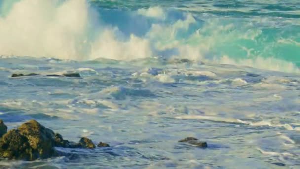 海浪冲击着海岸 产生了大量泡沫 高质量的4K镜头 — 图库视频影像