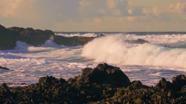 Красивые Волны Разбиваются Скалы Закате Высококачественные Кадры — стоковое видео