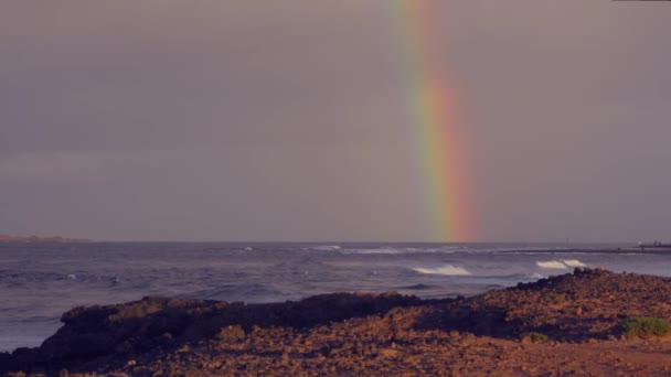 Regenbogen Horizont Dunkler Himmel Und Küste Hochwertiges Filmmaterial — Stockvideo