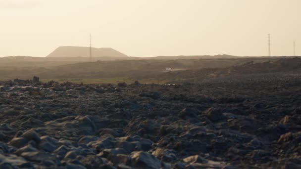 Bilen Kör Genom Den Vulkaniska Terrängen Vid Solnedgången Högkvalitativ Film — Stockvideo