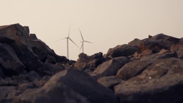 Gün Batımında Rüzgar Türbinleri Kayalık Arazi Yüksek Kalite Görüntü — Stok video