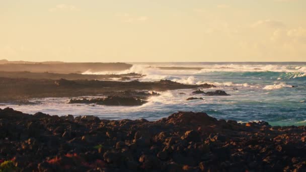 Живописный Морской Пейзаж Большими Волнами Разбивающимися Берег Высококачественные Кадры — стоковое видео