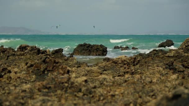 Una Stretta Striscia Mare Affacciata Sull Isola Cavalca Gli Aquiloni — Video Stock